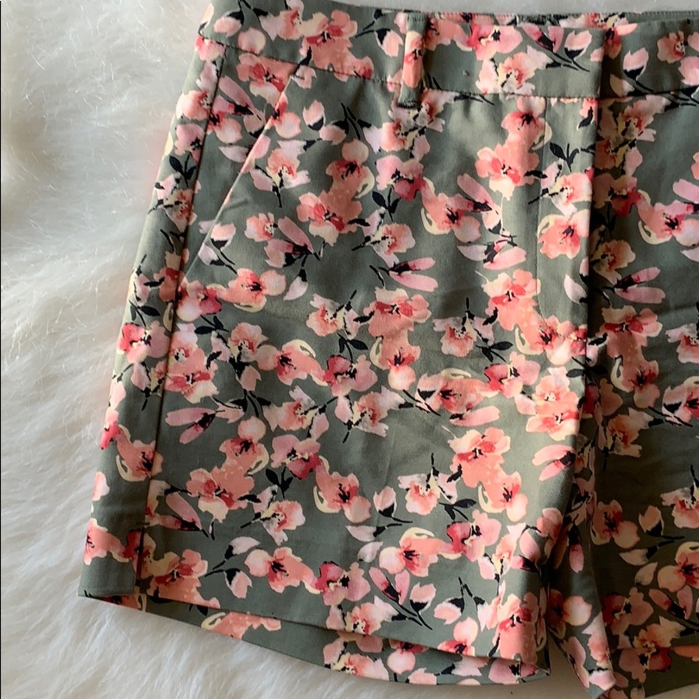 White House Black Market | floral the 5” short - Picture 2 of 13